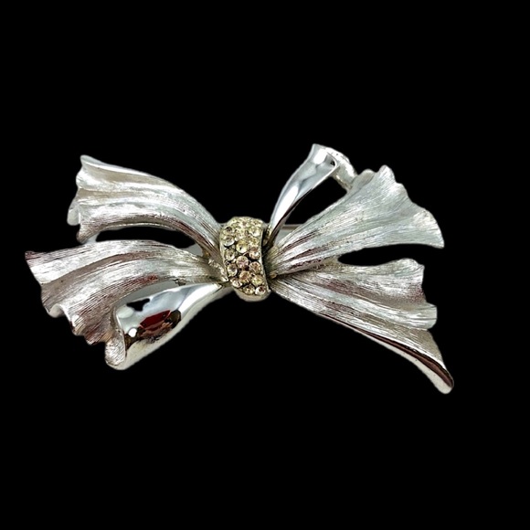 BSK Jewelry - BSK VINTAGE SILVER BOW BROOCH